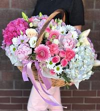 Композиция солнечный день в Сулее Цветочная композиция из Розы, Хризантемы, Пионы и Лизиантусы в корзине в Сулее